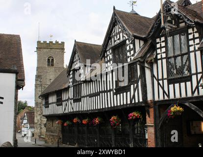 Die Guildhall und Holy Trinity Church in viel Wenlock, Shropshire, England. Stockfoto