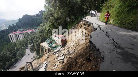 Beschädigte Straße nach starken Monsunregen in der nördlichen Bergstadt shimla, Himachal Pradesh. Foto: Pradeep Kumar Stockfoto