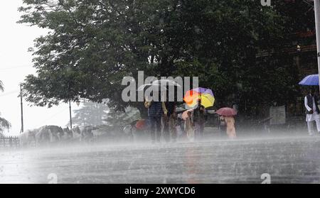 Die Leute machen einen Spaziergang unter einem Regenschirm während des Regenfalls in Shimla. Foto von Pradeep Kumar Stockfoto