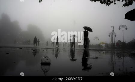 Die Leute machen einen Spaziergang unter einem Regenschirm während des Regenfalls in Shimla. Stockfoto