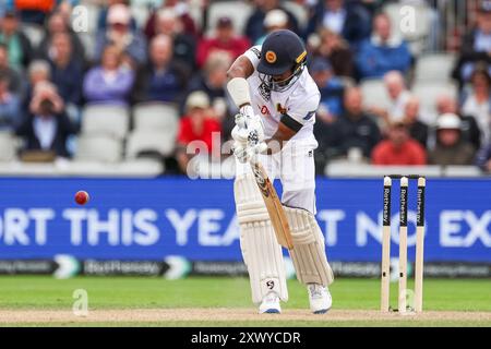 Manchester, Großbritannien. August 2024. #21, Kamindu Mendis aus Sri Lanka im Kampf mit der Fledermaus während des Spiels der Rothesay International Test Match Series zwischen England und Sri Lanka im Emirates Old Trafford, Manchester, England am 21. August 2024. Foto von Stuart Leggett. Nur redaktionelle Verwendung, Lizenz für kommerzielle Nutzung erforderlich. Keine Verwendung bei Wetten, Spielen oder Publikationen eines einzelnen Clubs/einer Liga/eines Spielers. Quelle: UK Sports Pics Ltd/Alamy Live News Stockfoto