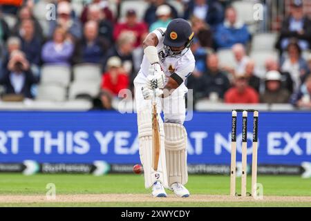 Manchester, Großbritannien. August 2024. #21, Kamindu Mendis aus Sri Lanka im Kampf mit der Fledermaus während des Spiels der Rothesay International Test Match Series zwischen England und Sri Lanka im Emirates Old Trafford, Manchester, England am 21. August 2024. Foto von Stuart Leggett. Nur redaktionelle Verwendung, Lizenz für kommerzielle Nutzung erforderlich. Keine Verwendung bei Wetten, Spielen oder Publikationen eines einzelnen Clubs/einer Liga/eines Spielers. Quelle: UK Sports Pics Ltd/Alamy Live News Stockfoto