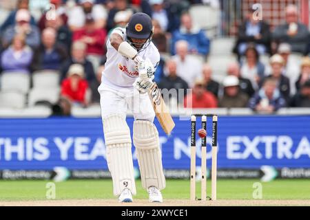 Manchester, Großbritannien. August 2024. #21, Kamindu Mendis aus Sri Lanka im Kampf mit der Fledermaus während des Spiels der Rothesay International Test Match Series zwischen England und Sri Lanka im Emirates Old Trafford, Manchester, England am 21. August 2024. Foto von Stuart Leggett. Nur redaktionelle Verwendung, Lizenz für kommerzielle Nutzung erforderlich. Keine Verwendung bei Wetten, Spielen oder Publikationen eines einzelnen Clubs/einer Liga/eines Spielers. Quelle: UK Sports Pics Ltd/Alamy Live News Stockfoto