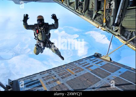 Ein SEAL-Freifall der Navy aus einem österreichischen C-130-Flugzeug über dem Polarkreis während der Cold Response 2010. Cold Response ist eine norwegische Übung, die allen NATO-Staaten offen steht, um im Winter Krieg und in der gemeinsamen Koalitionstraining teilzunehmen. (Foto der U.S. Navy von Mass Communication Specialist 2nd Class Ashley Myers) NORWEGEN (23. Februar 2010) Stockfoto