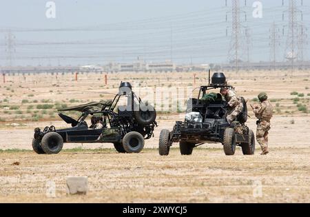 Die US Navy Seals (See, Luft, Land) betreiben Desert Patrol Vehicles (DPV) während der Vorbereitung auf eine bevorstehende Mission. Jeder „Dünen-Buggy“ ist mit komplexen Kommunikations- und Waffensystemen ausgestattet, die für das raue Wüstengelände entwickelt wurden. Sondereinsatzeinheiten zeichnen sich durch den Einsatz kleiner Einheiten aus, die über die Fähigkeit konventioneller Streitkräfte hinaus militärische Aktionen durchführen können. Robben sind in allen Umgebungen hervorragend ausgebildet und sind der Meister der maritimen Spezialeinsätze. Camp Doha, Kuwait (13. Februar 2002) Stockfoto