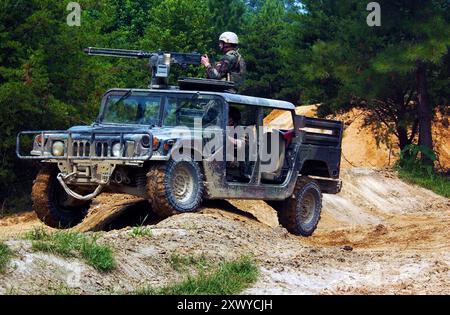 U.S. Navy Seals (See, Luft, Land) erhalten ein taktisches Mobilitätstraining von der Naval Special Warfare Group Two Training Detachment (NSWG-2 TRADET). NSWG-2 TRADET trainiert alle SEEHUNDENTEAMS an der Ostküste, bevor sie sich für Missionen in der ganzen Welt einsetzen. US Navy Foto von Shawn Eklund. Fort A.P. Hill, Virginia (21. August 2003) Stockfoto