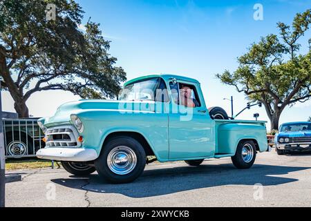 Gulfport, MS - 2. Oktober 2023: Low-perspektivische Vorderansicht eines 1957 Chevrolet 3100 Stepside Pickup Trucks auf einer lokalen Autoshow. Stockfoto