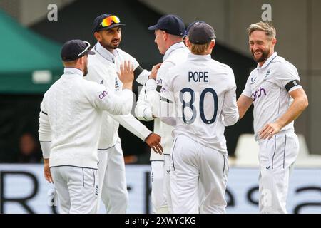 Manchester, Großbritannien. August 2024. Chris Woakes of England (rechts) feiert den Sieg über die Nummer 21, Kamindu Mendis aus Sri Lanka während des Spiels der Rothesay International Test Match Series zwischen England und Sri Lanka am 21. August 2024 im Emirates Old Trafford, Manchester, England. Foto von Stuart Leggett. Nur redaktionelle Verwendung, Lizenz für kommerzielle Nutzung erforderlich. Keine Verwendung bei Wetten, Spielen oder Publikationen eines einzelnen Clubs/einer Liga/eines Spielers. Quelle: UK Sports Pics Ltd/Alamy Live News Stockfoto