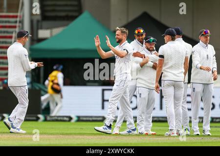 Manchester, Großbritannien. August 2024. Chris Woakes of England (Mitte) feiert den Sieg über die Nummer 21, Kamindu Mendis aus Sri Lanka während des Spiels der Rothesay International Test Match Series zwischen England und Sri Lanka am 21. August 2024 im Emirates Old Trafford, Manchester, England. Foto von Stuart Leggett. Nur redaktionelle Verwendung, Lizenz für kommerzielle Nutzung erforderlich. Keine Verwendung bei Wetten, Spielen oder Publikationen eines einzelnen Clubs/einer Liga/eines Spielers. Quelle: UK Sports Pics Ltd/Alamy Live News Stockfoto