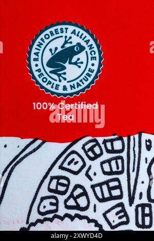 Rainforest Alliance People & Nature 100 %-zertifiziertes Tee-Logo auf der Packung mit Lancashire Teebeuteln Stockfoto