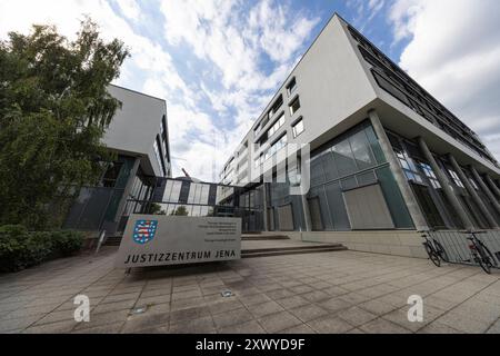 Justizzentrum Jena 20082024 - im Justizzentrum Jena sind das Thueringer Oberlandesgericht, das Amtsgericht Jena, die Generalstaatsanwaltschaft Thueringen, die sozialen Dienste in der Justiz und das Thueringer Anwaltsgericht untergebracht. *** Jenaer Justizzentrum 20082024 das Jenaer Justizzentrum ist Sitz des Thüringer Oberlandesgerichts, des Amtsgerichts Jena, der Thüringer Staatsanwaltschaft, des Sozialdienstes in der Justiz und des Thüringer Rechtsanwaltsgerichts 200824 ppb-127 Stockfoto