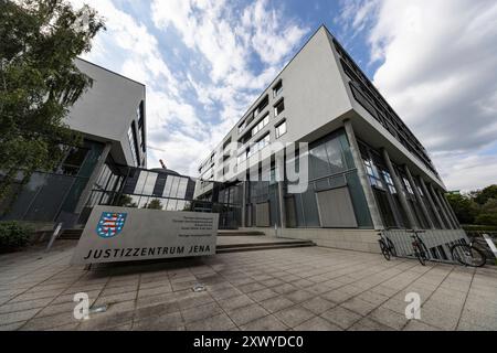 Justizzentrum Jena 20082024 - im Justizzentrum Jena sind das Thueringer Oberlandesgericht, das Amtsgericht Jena, die Generalstaatsanwaltschaft Thueringen, die sozialen Dienste in der Justiz und das Thueringer Anwaltsgericht untergebracht. *** Jenaer Justizzentrum 20082024 das Jenaer Justizzentrum ist Sitz des Thüringer Oberlandesgerichts, des Amtsgerichts Jena, der Thüringer Staatsanwaltschaft, des Sozialdienstes in der Justiz und des Thüringer Rechtsanwaltsgerichts 200824 ppb-128 Stockfoto