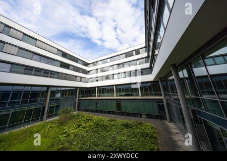 Justizzentrum Jena 20082024 - im Justizzentrum Jena sind das Thueringer Oberlandesgericht, das Amtsgericht Jena, die Generalstaatsanwaltschaft Thueringen, die sozialen Dienste in der Justiz und das Thueringer Anwaltsgericht untergebracht. Jena Oberlandesgericht Thüringen Deutschland *** Justizzentrum Jena 20082024 das Justizzentrum Jena beherbergt das Oberlandesgericht Thüringen, das Amtsgericht Jena, die Staatsanwaltschaft Thüringen, die Sozialdienste in der Justiz und das Thüringer Rechtsanwaltsgericht Jena Oberlandesgericht Thüringen Deutschland 200824 ppb-133 Stockfoto