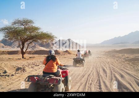 22. Oktober 2023: Scharm El Sheikh, Ägypten. Safari-Ausflug durch die Wüste mit Quad-Autos. Stockfoto