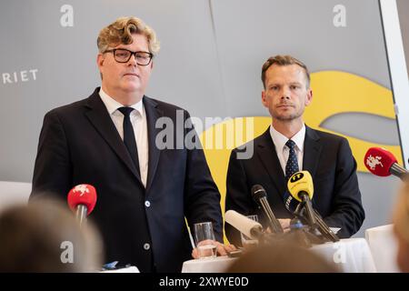 Kopenhagen, Dänemark. August 2024. Schwedens Justizminister Gunnar Strömmer und Justizminister Peter Hummelgaard (S) berichten auf einer Pressekonferenz im Justizministerium über die Bemühungen gegen die Bandenkriminalität am Mittwoch, den 21. August 2024. Justizminister Peter Hummelgaard und Schwedens Justizminister Gunnar Strömmer haben sich auf eine gemeinsame Erklärung der Länder geeinigt, nachdem in letzter Zeit eine Reihe von Fällen mit schwedischen Jugendlichen als Söldnern für Banden in Dänemark stattgefunden hatten. (Foto: Thomas Traasdahl/Scanpix 2024) Credit: Ritzau/Alamy Live News Stockfoto