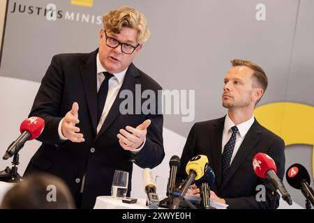 Kopenhagen, Dänemark. August 2024. Schwedens Justizminister Gunnar Strömer und Justizminister Peter Hummelgaard (S) informieren am Mittwoch, den 21. August 2024, auf einer Pressekonferenz im Justizministerium über die Bemühungen gegen die Bandenkriminalität. Justizminister Peter Hummelgaard und Schwedens Justizminister Gunnar Strömmer haben sich auf eine gemeinsame Erklärung der Länder geeinigt, nachdem in letzter Zeit eine Reihe von Fällen mit schwedischen Jugendlichen als Söldnern für Banden in Dänemark stattgefunden hatten. (Foto: Thomas Traasdahl/Scanpix 2024) Credit: Ritzau/Alamy Live News Stockfoto