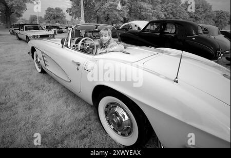 Rachel Corke 1961 in ihrer Chevrolet Corvette bei der Classics at Penshurst Car Show am Penshurst Place 18. August 2024 Foto: Michael Cole Stockfoto