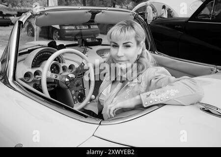 Rachel Corke 1961 in ihrer Chevrolet Corvette bei der Classics at Penshurst Car Show am Penshurst Place 18. August 2024 Foto: Michael Cole Stockfoto