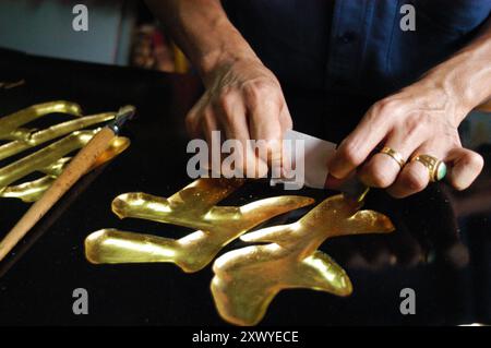 REKORDDATUM NICHT ANGEGEBEN Malaysia, Malakka die Kunst, chinesische Schilder mit chinesischen Schriftzeichen zu machen, gilt als wertvolles Handwerk. Traditionell wurden diese hölzernen Schilder für besondere Anlässe sowie Geschenke für Führer, Gelehrte, Richter und andere bedeutende Menschen in der Gemeinde gemacht. Die ausgewählten Wörter hatten eine signifikante Bedeutung, die den Status der Empfänger in der Community widerspiegelt. Diese Schilder stehen für Glück und Wohlstand. In den Vorkriegsjahren war es üblich, dass chinesische Familien ein Schild mit der Herkunftsprovinz oben auf dem Haupteingang des Ho anbringen Stockfoto