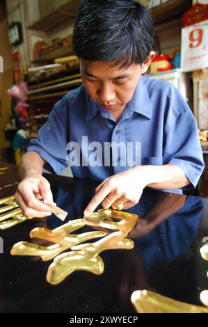 REKORDDATUM NICHT ANGEGEBEN Malaysia, Malakka die Kunst, chinesische Schilder mit chinesischen Schriftzeichen zu machen, gilt als wertvolles Handwerk. Traditionell wurden diese hölzernen Schilder für besondere Anlässe sowie Geschenke für Führer, Gelehrte, Richter und andere bedeutende Menschen in der Gemeinde gemacht. Die ausgewählten Wörter hatten eine signifikante Bedeutung, die den Status der Empfänger in der Community widerspiegelt. Diese Schilder stehen für Glück und Wohlstand. In den Vorkriegsjahren war es üblich, dass chinesische Familien ein Schild mit der Herkunftsprovinz oben auf dem Haupteingang des Ho anbringen Stockfoto