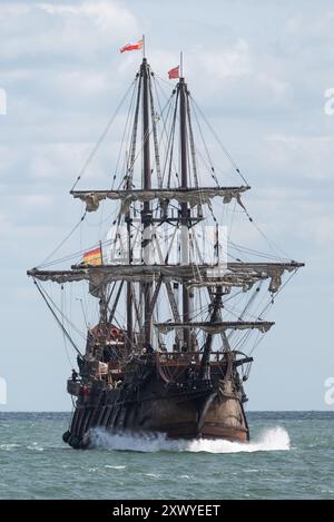 Southend Pier, Southend on Sea, Essex, Großbritannien. August 2024. Nachbildung des spanischen Großschiffs „El Galeon“ aus dem 17. Jahrhundert mit dem Namen Galeón Andalucía ist von der Nordsee aus die abgehackte Themse hinauf gefahren, um am Southend Pier zu landen und wird vom 22. Bis 27. August für Besucher geöffnet sein. Das Schiff verließ Bremerhaven in Deutschland am 18. August zu seiner Reise über die Nordsee nach Southend. El Galeon wurde von 2009 bis 2010 von der NAO Victoria Foundation erbaut und ist weltweit unterwegs und hat viele Häfen besucht Stockfoto