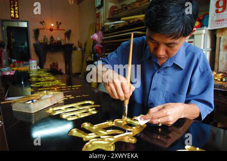 REKORDDATUM NICHT ANGEGEBEN Malaysia, Malakka die Kunst, chinesische Schilder mit chinesischen Schriftzeichen zu machen, gilt als wertvolles Handwerk. Traditionell wurden diese hölzernen Schilder für besondere Anlässe sowie Geschenke für Führer, Gelehrte, Richter und andere bedeutende Menschen in der Gemeinde gemacht. Die ausgewählten Wörter hatten eine signifikante Bedeutung, die den Status der Empfänger in der Community widerspiegelt. Diese Schilder stehen für Glück und Wohlstand. In den Vorkriegsjahren war es üblich, dass chinesische Familien ein Schild mit der Herkunftsprovinz oben auf dem Haupteingang des Ho anbringen Stockfoto