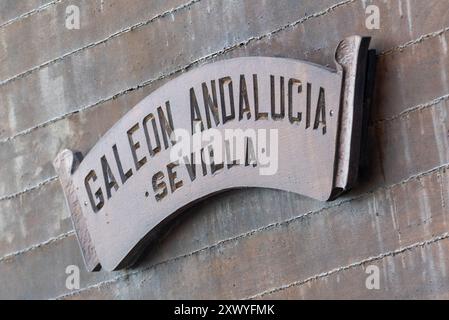 Southend Pier, Southend on Sea, Essex, Großbritannien. August 2024. Nachbildung des spanischen Großschiffs „El Galeon“ aus dem 17. Jahrhundert mit dem Namen Galeón Andalucía ist von der Nordsee aus die abgehackte Themse hinauf gefahren, um am Southend Pier zu landen und wird vom 22. Bis 27. August für Besucher geöffnet sein. Das Schiff verließ Bremerhaven in Deutschland am 18. August zu seiner Reise über die Nordsee nach Southend. El Galeon wurde von 2009 bis 2010 von der NAO Victoria Foundation erbaut und ist weltweit unterwegs und hat viele Häfen besucht Stockfoto