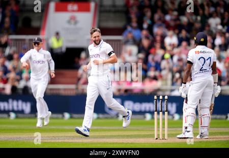 Der englische Chris Woakes feiert am ersten Tag des ersten Rothesay Test Matches im Emirates Old Trafford, Manchester, mit dem Kamindu Mendis aus Sri Lanka. Bilddatum: Mittwoch, 21. August 2024. Stockfoto