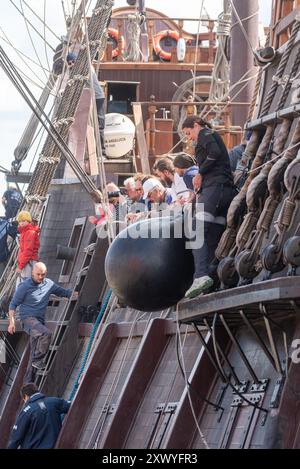 Southend Pier, Southend on Sea, Essex, Großbritannien. August 2024. Nachbildung des spanischen Großschiffs „El Galeon“ aus dem 17. Jahrhundert mit dem Namen Galeón Andalucía ist von der Nordsee aus die abgehackte Themse hinauf gefahren, um am Southend Pier zu landen und wird vom 22. Bis 27. August für Besucher geöffnet sein. Das Schiff verließ Bremerhaven in Deutschland am 18. August zu seiner Reise über die Nordsee nach Southend. El Galeon wurde von 2009 bis 2010 von der NAO Victoria Foundation erbaut und ist weltweit unterwegs und hat viele Häfen besucht. Crew mit Kotflügeln Stockfoto
