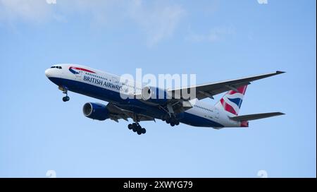 London, Großbritannien - 20. August 2024: British Airways Boeing 777 landet am Flughafen London Heathrow. Stockfoto