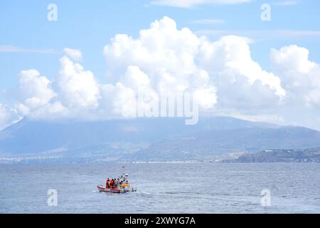 Am dritten Tag der Suche nach sechs vermissten Touristen, nachdem die Luxusyacht Bayesian am Montag in einem Sturm versunken war, während sie etwa eine halbe Meile vor der Küste vor Anker lag. Die italienische Küstenwache hat die Möglichkeit nicht ausgeschlossen, dass die Vermissten noch am Leben sind, und Experten vermuten, dass sich Lufteinschlüsse gebildet haben könnten, als die Yacht sank. Bilddatum: Mittwoch, 21. August 2024. Stockfoto