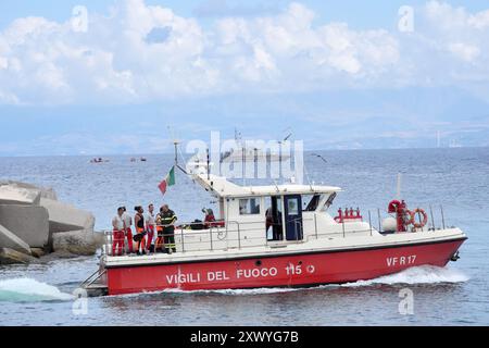 Das Tauchteam der Feuerwehr verlässt den Hafen auf dem Weg zur Rettungsstelle für die Bayesianer vor der Küste von Porticello, Sizilien, am dritten Tag der Suche nach sechs vermissten Touristen, nachdem die Luxusyacht Bayesian am Montag in einem Sturm versank, während sie etwa eine halbe Meile vor der Küste vor Anker lag. Die italienische Küstenwache hat die Möglichkeit nicht ausgeschlossen, dass die Vermissten noch am Leben sind, und Experten vermuten, dass sich Lufteinschlüsse gebildet haben könnten, als die Yacht sank. Bilddatum: Mittwoch, 21. August 2024. Stockfoto