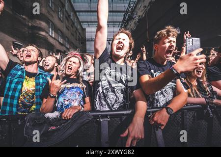 Horsens, Dänemark. August 2024. Konzertbesucher, die bei einem Live-Konzert mit der britischen Power Heavy Metal Band DragonForce während des dänischen Metal Festivals Jailbreak 2024 in Horsens zu sehen waren. Stockfoto