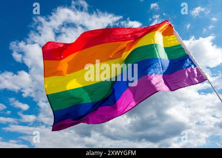 LGBT-Flagge TRANS LGBTQ-Flagge weht am blauen Himmel Stockfoto