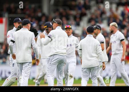 Manchester, Großbritannien. August 2024. Während des Spiels der Rothesay International Test Match Series zwischen England und Sri Lanka im Emirates Old Trafford, Manchester, England am 21. August 2024. Foto von Stuart Leggett. Nur redaktionelle Verwendung, Lizenz für kommerzielle Nutzung erforderlich. Keine Verwendung bei Wetten, Spielen oder Publikationen eines einzelnen Clubs/einer Liga/eines Spielers. Quelle: UK Sports Pics Ltd/Alamy Live News Stockfoto