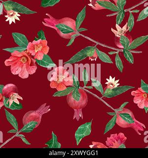 Ein Zweig mit Reifen Granatäpfeln, Blüten und Blättern, die ein nahtloses Aquarellmuster auf rubinrot aufweisen. Handgezeichnetes, realistisches Fruchtelement für Wohnkultur Stockfoto