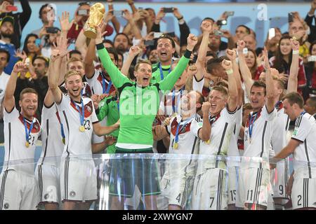 Manuel NEUER beendet seine Karriere in der Nationalmannschaft. ARCHIVFOTO; Manuel NEUER (Torhüter GER) mit Trophäe, links: Christoph KRAMER (GER), Shkodran MUSTAFI (GER), rechts: Benedikt HOEWEDES (Hâ? WEDES) (GER), Bastian SCHWEINSTEIGER (GER), Miroslav KLOSE (GER). Jubel, Freude, Begeisterung, Teamfoto, Team, Team, Teamfoto, Preisverleihung, Ehrenstände, Cup, Trophäe, Trophäe. Deutschland (DE) - Argentinien (ARG) 1-0 nach Verlängerung, Finale, Spiel 64, am 13. Juli 2014 in Rio de Janeiro. Fußball-Weltmeisterschaft 2014 in Brasilien vom 12. Juni bis 13. Juli 2014. Stockfoto