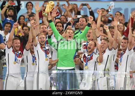 Manuel NEUER beendet seine Karriere in der Nationalmannschaft. ARCHIVFOTO; Manuel NEUER (Torhüter GER) mit Trophäe, links: Christoph KRAMER (GER), Shkodran MUSTAFI (GER), rechts: Benedikt HOEWEDES (Hâ? WEDES) (GER), Bastian SCHWEINSTEIGER (GER), Miroslav KLOSE (GER). Jubel, Freude, Begeisterung, Teamfoto, Team, Team, Teamfoto, Preisverleihung, Ehrenstände, Cup, Trophäe, Trophäe. Deutschland (DE) - Argentinien (ARG) 1-0 nach Verlängerung, Finale, Spiel 64, am 13. Juli 2014 in Rio de Janeiro. Fußball-Weltmeisterschaft 2014 in Brasilien vom 12. Juni bis 13. Juli 2014. Stockfoto