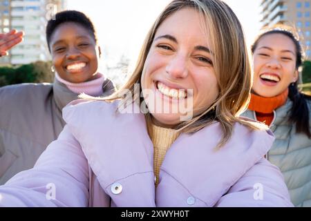 Fröhliche Freunde machen ein Selfie-Foto in einem Park und genießen gemeinsam den Spaß. Stockfoto