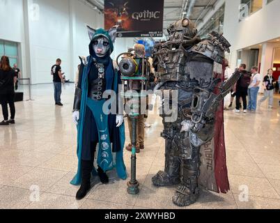 Köln, Deutschland. August 2024. Ein Cosplayer verkleidet als Figur aus dem Fantasy-Computerspiel The Elder Scrolls V: Skyrim und Anpther als Figur aus dem Apokalypse-Spiel Fallout stehen in einem Gang auf der Gamescom-Messe für Computer- und Videospiele. Die Messe findet vom 21. Bis 25. August 2024 in Köln statt. Quelle: Wolf von Dewitz/dpa/Alamy Live News Stockfoto