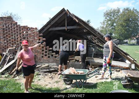 Der starke Sturm, der letzte Nacht einen Teil des Bezirks Bjelovar-Bilogora traf, verursachte am 21. August 2024 große Schäden am Anwesen der Familie Slavica Duraj in Grubisno Polje in Kroatien. Alle Bauernhäuser wurden vollständig zerstört, aufgrund der Windkraft stürzte die Scheune ein und zahlreiche Maschinen wurden zerstört. Die Familie Duraj wurde von Freunden und Nachbarn bei der Reparatur des Schadens unterstützt, sie bitten auch um Hilfe des Bürgermeisters, weil sie Hrvaticas Hühner in dem abgerissenen Gebäude züchten sollten. Foto: Damir Spehar/PIXSELL Stockfoto