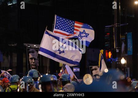 Chicago, USA. August 2024. Hunderte von Polizisten von Chicago ketteten Demonstranten und Presse und trennten sie von pro-israelischen Demonstranten in der Madison Street vor dem israelischen Konsulat. Etwa 200-300 pro-palästinensische Demonstranten veranstalteten am 20. August 2024 eine Reihe von Demonstrationen vor dem israelischen Konsulat in Chicago, Illinois. es kam zu zahlreichen Verhaftungen und Polizeijagden, als der demokratische Nationalkonvent seinen zweiten Tag eintrat. (Foto: John Rudoff/SIPA USA) Credit: SIPA USA/Alamy Live News Stockfoto