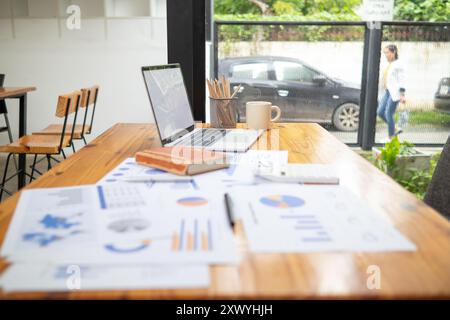 Jeden Morgen wird ein Schreibtisch mit Dokumenten und Werkzeugen für die Arbeit im Büro eines Geschäftsmannes vorbereitet. Im Büro gibt es einen Schreibtisch, der vorbereitet ist Stockfoto