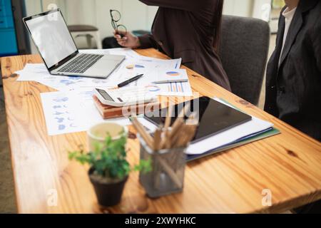 Jeden Morgen wird ein Schreibtisch mit Dokumenten und Werkzeugen für die Arbeit im Büro eines Geschäftsmannes vorbereitet. Im Büro gibt es einen Schreibtisch, der vorbereitet ist Stockfoto