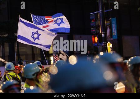 Chicago, USA. August 2024. Hunderte von Polizisten von Chicago ketteten Demonstranten und Presse und trennten sie von pro-israelischen Demonstranten in der Madison Street vor dem israelischen Konsulat. Etwa 200-300 pro-palästinensische Demonstranten veranstalteten am 20. August 2024 eine Reihe von Demonstrationen vor dem israelischen Konsulat in Chicago, Illinois. es kam zu zahlreichen Verhaftungen und Polizeijagden, als der demokratische Nationalkonvent seinen zweiten Tag eintrat. (Foto: John Rudoff/SIPA USA) Credit: SIPA USA/Alamy Live News Stockfoto