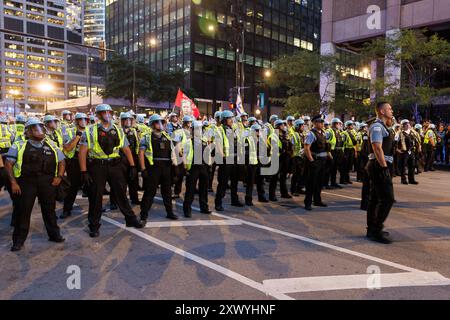 Chicago, USA. August 2024. Hunderte von Chicagoer Polizei ketteten Demonstranten und Presse auf der Madison Street vor dem israelischen Konsulat. Etwa 200-300 pro-palästinensische Demonstranten veranstalteten am 20. August 2024 eine Reihe von Demonstrationen vor dem israelischen Konsulat in Chicago, Illinois. es kam zu zahlreichen Verhaftungen und Polizeijagden, als der demokratische Nationalkonvent seinen zweiten Tag eintrat. (Foto: John Rudoff/SIPA USA) Credit: SIPA USA/Alamy Live News Stockfoto