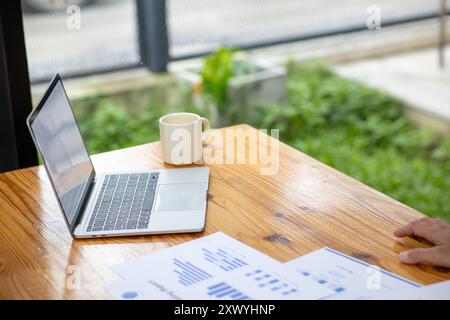 Jeden Morgen wird ein Schreibtisch mit Dokumenten und Werkzeugen für die Arbeit im Büro eines Geschäftsmannes vorbereitet. Im Büro gibt es einen Schreibtisch, der vorbereitet ist Stockfoto