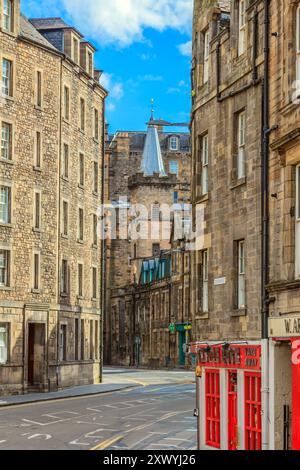 Bild einer verlassenen Straße in der schottischen Stadt Edinburgh während des Tages Stockfoto