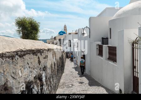 Santorin, Griechenland - 8. Oktober 2019: Ein beschaulicher Spaziergang durch berühmte weiß getünchte Straßen. Stockfoto