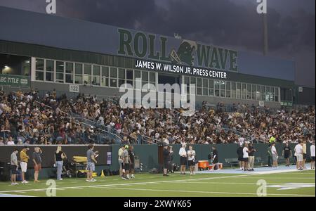 Die Fans der New Orleans Saints kommen am Dienstag, den 20. August 2024 in New Orleans, Louisiana, bei einem Training Camp im Yulman Stadium auf dem Campus der Tulane University zum Ausdruck. (Foto: Peter Forest/SipaUSA) Stockfoto